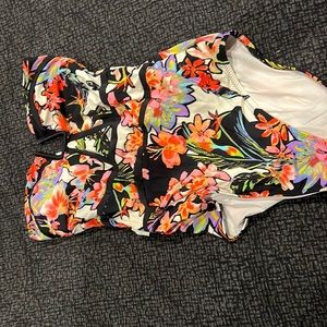 floral one piece. Size xs. Worn only a couple of times - in great condition!